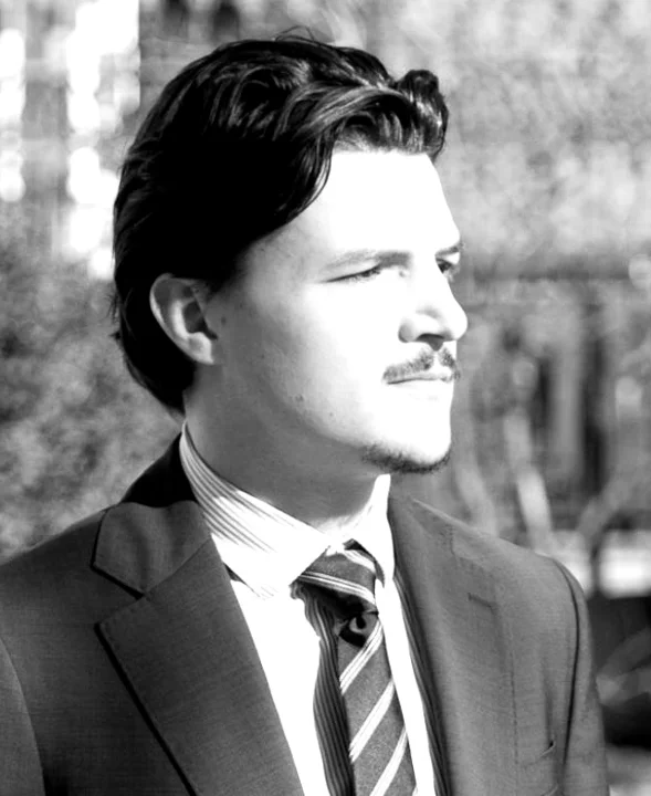 Portrait de Mathias Igonenc en costume